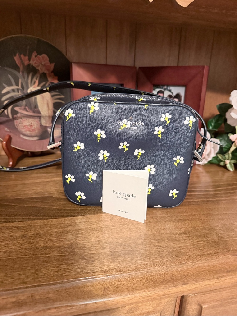 kate spade Newbury Lane Daisy crossbody with white and yellow blooms - Picture 5 of 16